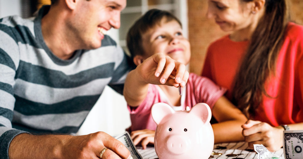 Family manages money, blog banner